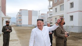 Diktátor Kim Čong-un vyrazil na inspekci na jih KLDR, prohlédl si rekonstrukci městečka Kimhwa, zasaženého povodněmi 