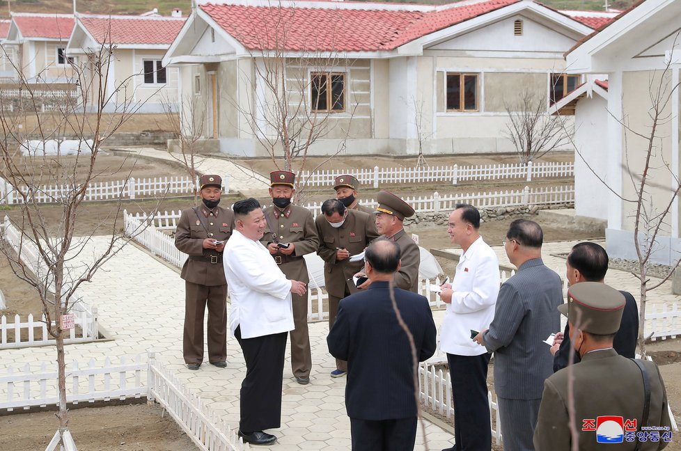 Diktátor Kim Čong-un vyrazil na inspekci na jih KLDR, prohlédl si rekonstrukci městečka Kimhwa, zasaženého povodněmi