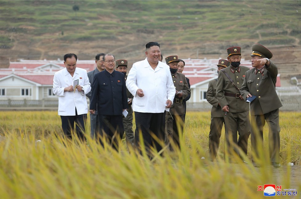 Diktátor Kim Čong-un vyrazil na inspekci na jih KLDR, prohlédl si rekonstrukci městečka Kimhwa zasaženého povodněmi.