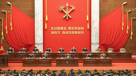 Kim Čong-un a zasedání Korejské strany práce (28. 12. 2021)