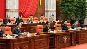 Kim Čong-un a zasedání Korejské strany práce (28. 12. 2021)