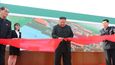Severokorejskou ekonomiku čeká letos nejhlubší propad od roku 1997. Hrubý domácí produkt země, jenž loni činil pouhých 1700 dolarů na hlavu, což je řadí mezi dvacet nejhorších států na světě, se zřejmě sníží o šest procent. Vůdce KLDR Kim Čong-un proto představil na pondělním zasedání politbyra Korejské strany práce nový plán, jenž nazývá „osmdesátidenní bitvou“. Jeho cílem je do ledna 2021 nakopnout hospodářství totalitního státu.