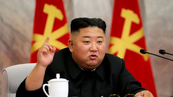 Severokorejskou ekonomiku čeká letos nejhlubší propad od roku 1997. Hrubý domácí produkt země, jenž loni činil pouhých 1700 dolarů na hlavu, což je řadí mezi dvacet nejhorších států na světě, se zřejmě sníží o šest procent. Vůdce KLDR Kim Čong-un proto představil na pondělním zasedání politbyra Korejské strany práce nový plán, jenž nazývá „osmdesátidenní bitvou“. Jeho cílem je do ledna 2021 nakopnout hospodářství totalitního státu.