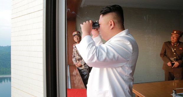 Kim Čong-un se prý děsí atentátu. Vyhýbá se lidem a jezdí v autech podřízených
