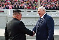 Diktátoři sobě. Lukašenka v KLDR vítal Kim Čong-un, uctili i památku sovětských vojáků