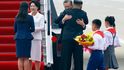 Kim Čong-un s manželkou a s jihokorejským prezidentem a jeho chotí. Kim Čong-un s manželkou a s jihokorejským prezidentem a jeho chotí.