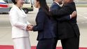 Kim Čong-un s manželkou a s jihokorejským prezidentem a jeho chotí. Kim Čong-un s manželkou a s jihokorejským prezidentem a jeho chotí.