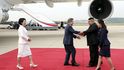 Kim Čong-un s manželkou a s jihokorejským prezidentem a jeho chotí. Kim Čong-un s manželkou a s jihokorejským prezidentem a jeho chotí.