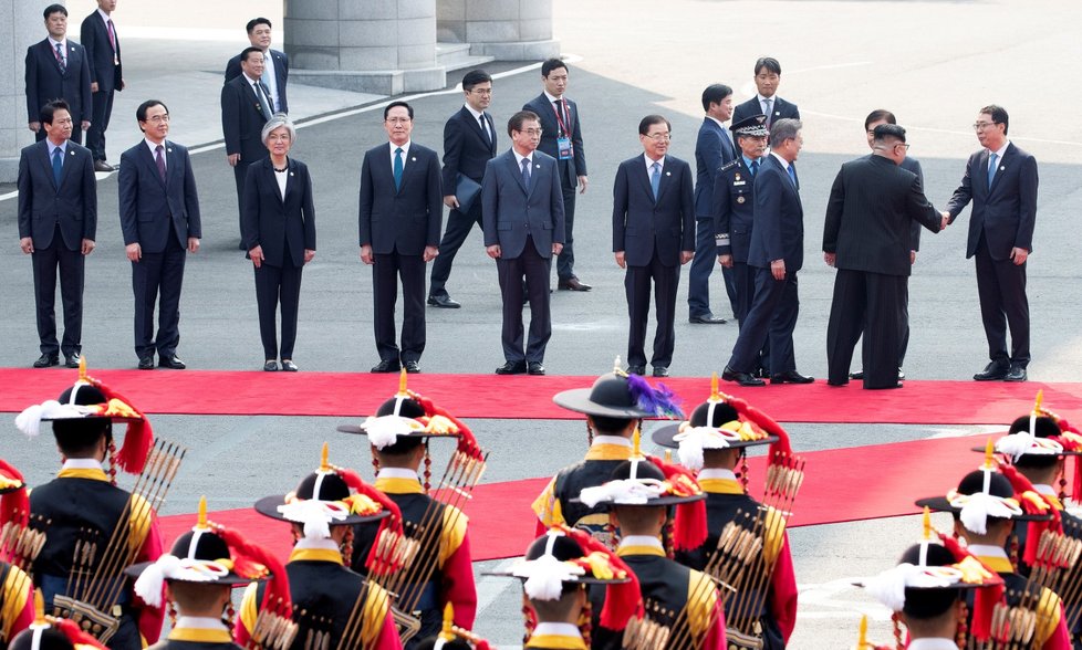 Setkání prezidenta a vůdce doprovázela přehlídka vojáků obou zemí.