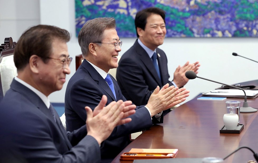 Jihokorejský prezident Mun Če-in u jednacího stolu s diktátorem Kimem.