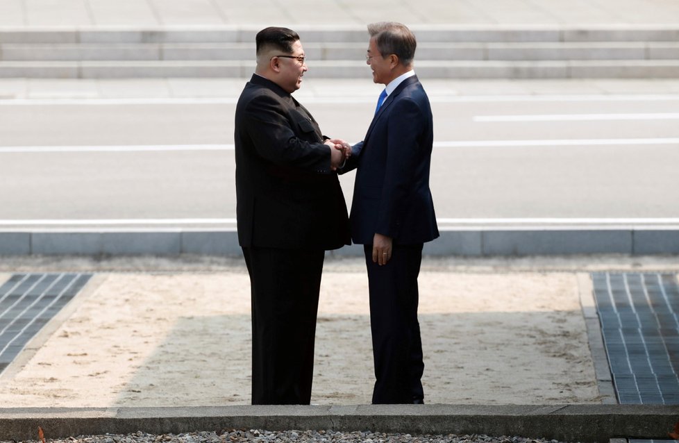 Historické setkání prezidenta a vůdce obou polovin Korejského poloostrova. (27. 4. 2018)