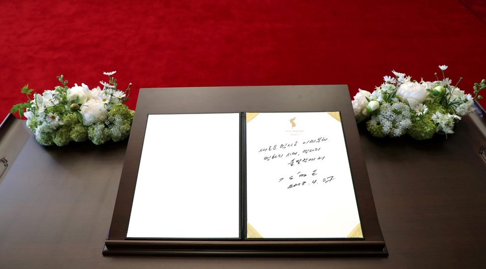 Zápis Kima do knihy hostů v Mírovém domě: „Nyní začínají nové dějiny. Věk míru od počátečního historického bodu.“