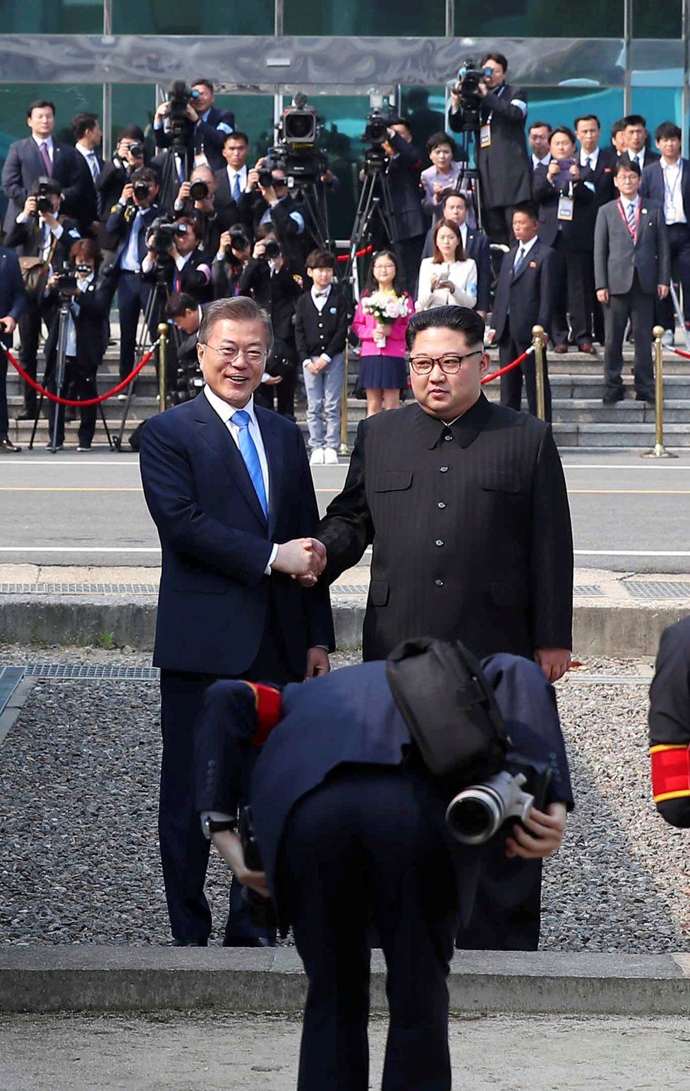 Historické setkání vůdce Severní Koreje a prezidenta Jižní Koreje na jižní straně poloostrova. (27. 4. 2018)