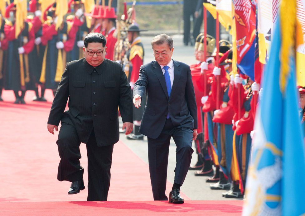 Historické setkání vůdce Severní Koreje a prezidenta Jižní Koreje na jižní straně poloostrova. (27. 4. 2018)