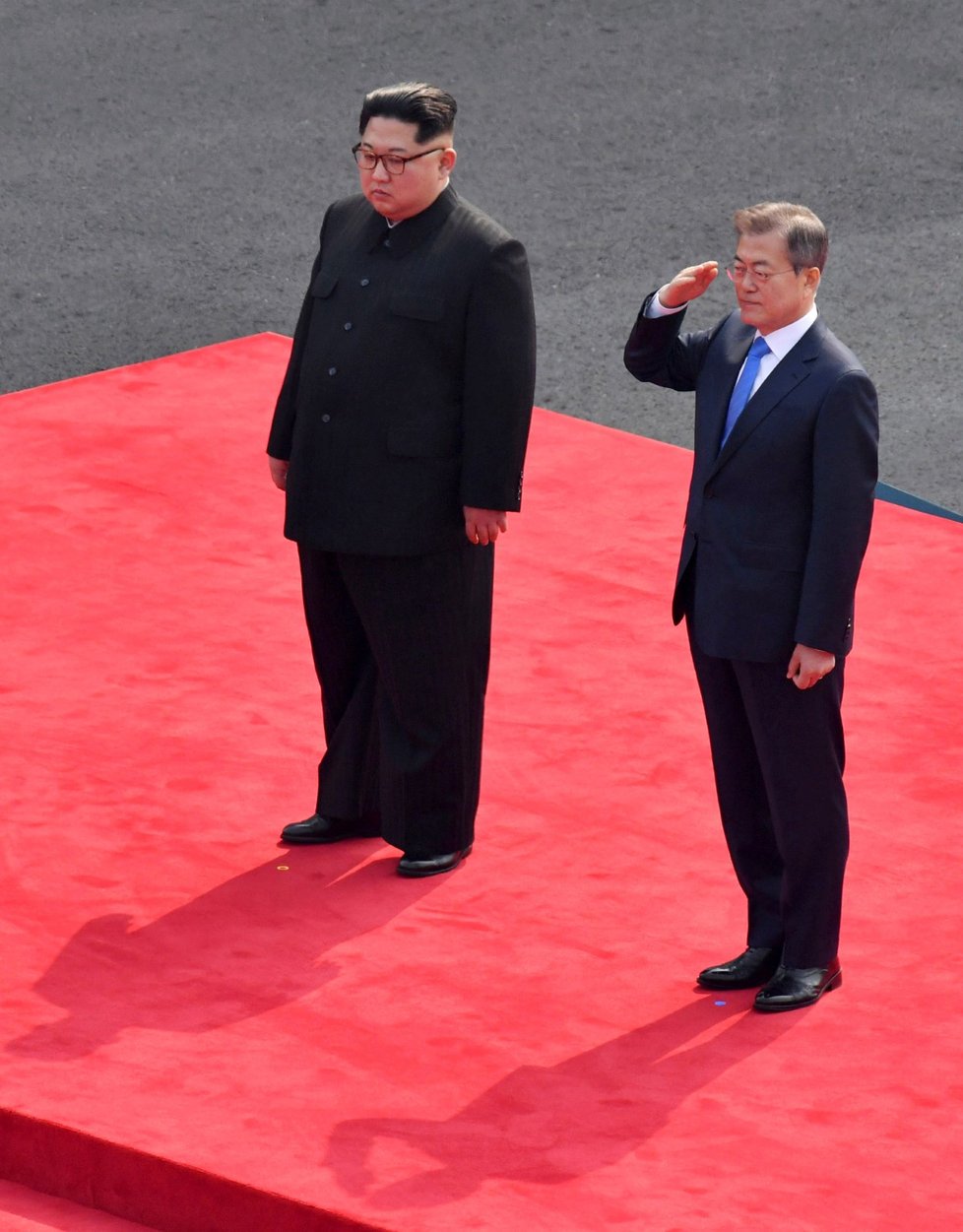 Historické setkání vůdce Severní Koreje a prezidenta Jižní Koreje na jižní straně poloostrova. (27. 4. 2018)