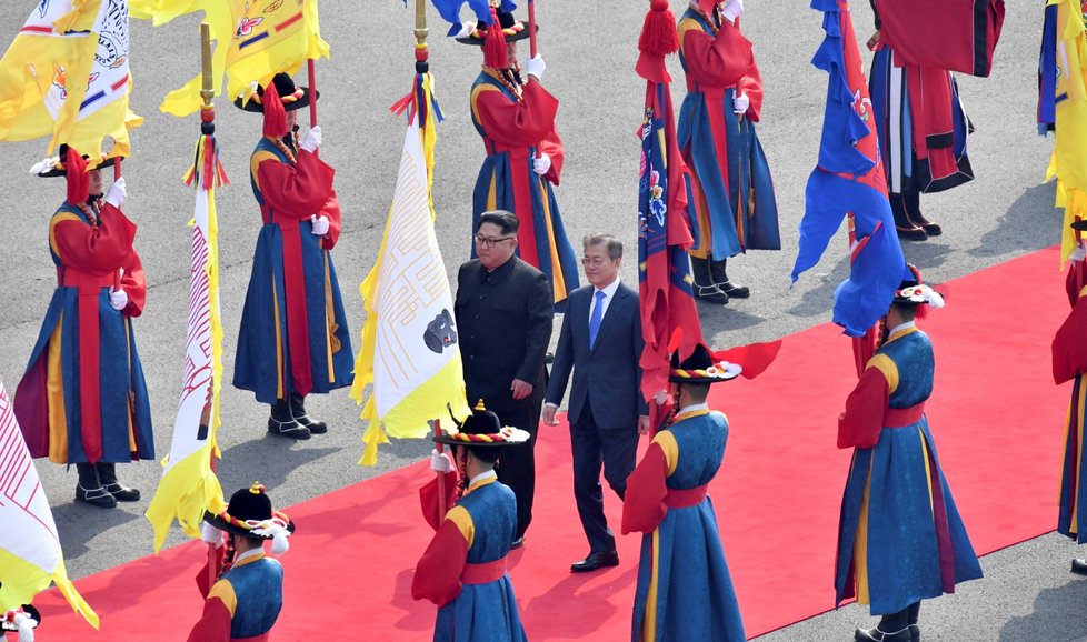 Historické setkání vůdce Severní Koreje a prezidenta Jižní Koreje na jižní straně poloostrova. (27. 4. 2018)