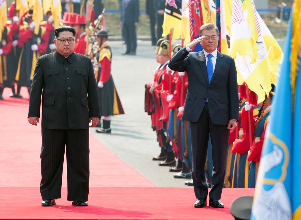 Historické setkání vůdce Severní Koreje a prezidenta Jižní Koreje na jižní straně poloostrova.
