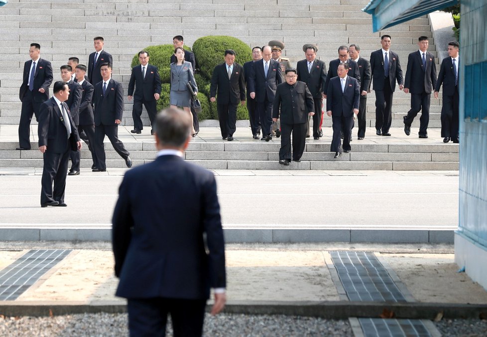 Setkání lídrů v demilitarizovaném pásmu. Příchod severokorejské delegace.