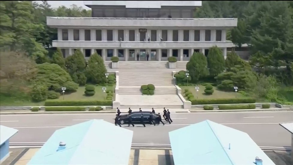 Historické setkání vůdce Severní Koreje a prezidenta Jižní Koreje na jižní straně poloostrova