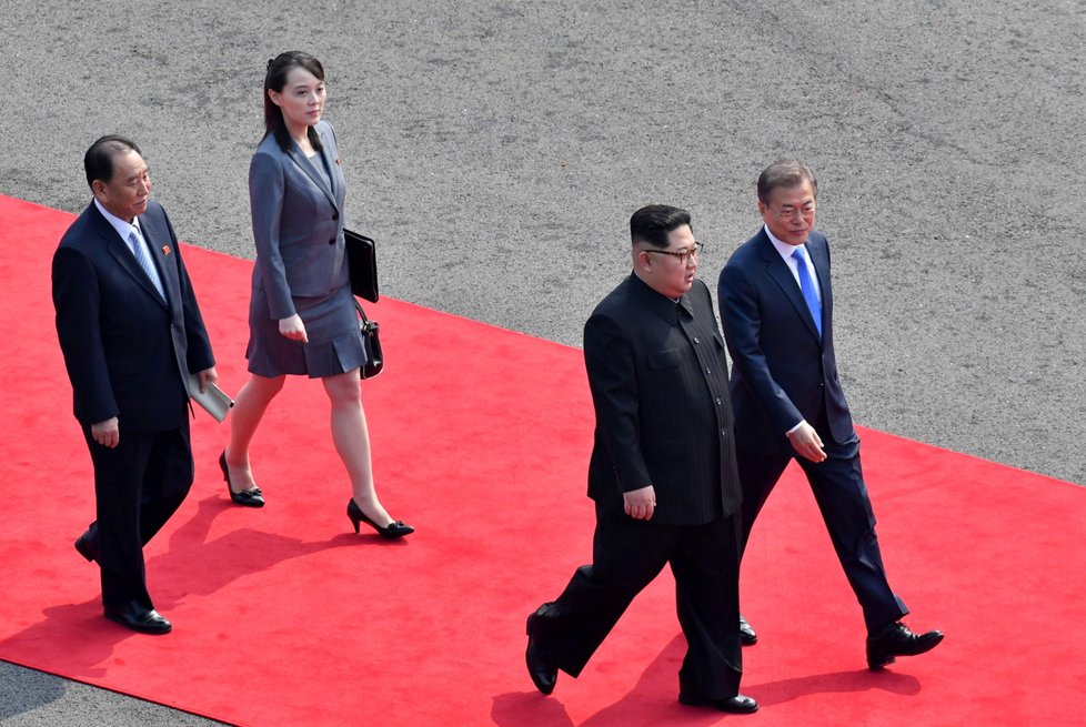 Historické setkání vůdce Severní Koreje a prezidenta Jižní Koreje na jižní straně poloostrova. (27. 4. 2018)