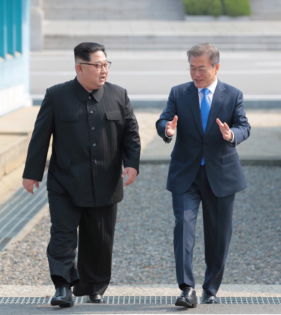 Historické setkání vůdce Severní Koreje a prezidenta Jižní Koreje na jižní straně poloostrova.