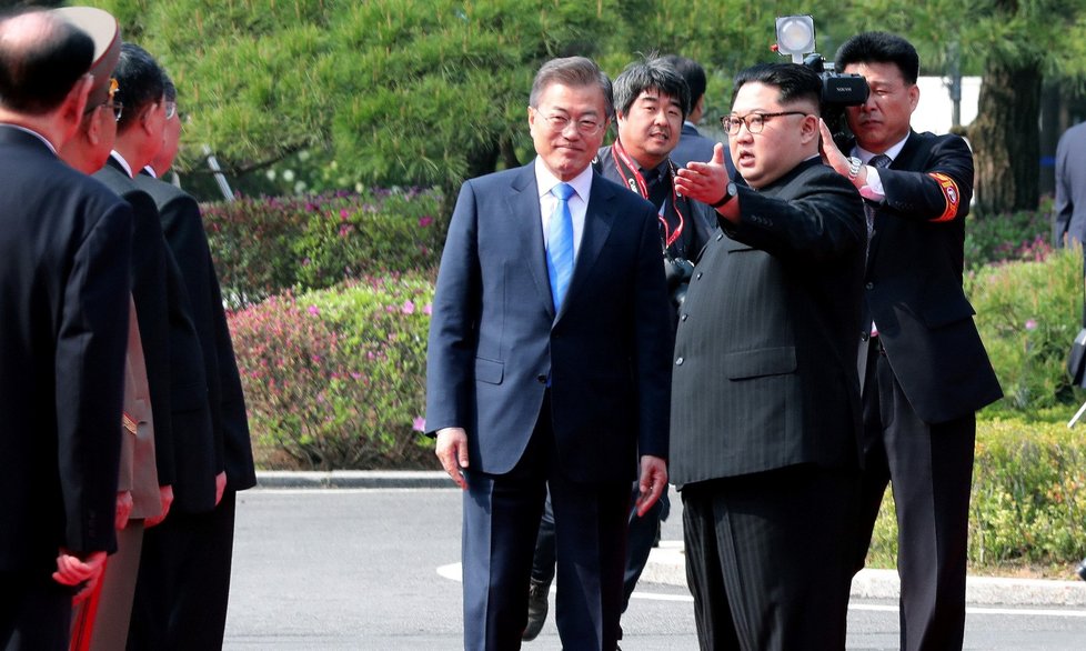 Historické setkání vůdce Severní Koreje a prezidenta Jižní Koreje na jižní straně poloostrova. (27. 4. 2018)