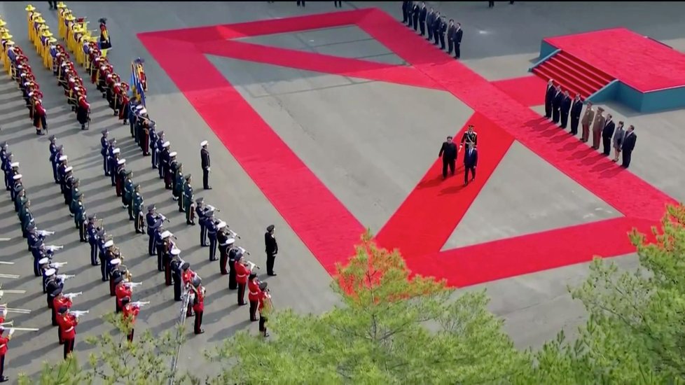 Historické setkání vůdce Severní Koreje a prezidenta Jižní Koreje na jižní straně poloostrova. (27. 4. 2018)