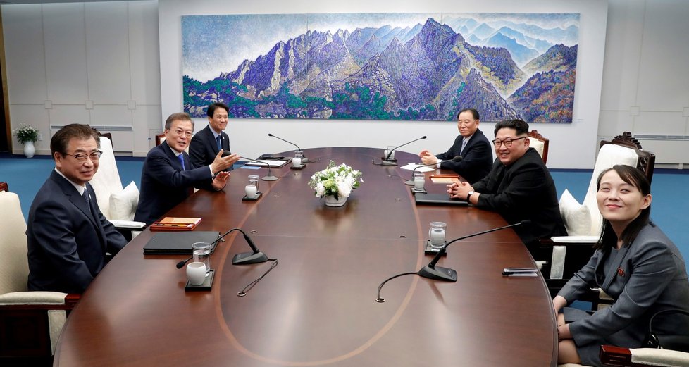 Historický okamžik: Poprvé od války se severokorejský vůdce a jihokorejský prezident sešli na jižní straně poloostrova.