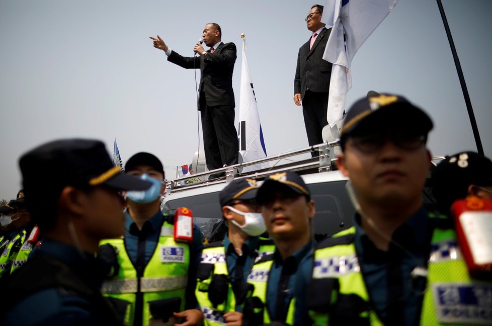 Protesty proti summitu korejského vůdce a prezidenta.
