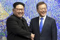 To tu ještě nebylo: Diktátor Kim se s šéfem Jižní Koreji chytil za ruce a odvolal atomovky