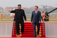 Pukají ledy. Jihokorejský prezident přistál za jásotu lidí v KLDR, vítal ho i Kim