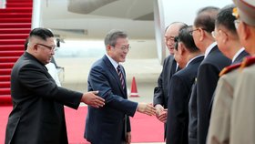 Jihokorejského prezidenta Mun Če-ina  vítal na letišti v severokorejské metropoli Pchjongjangu na začátek mezikorejského summitu osobně severokorejský vůdce Kim Čong-un.