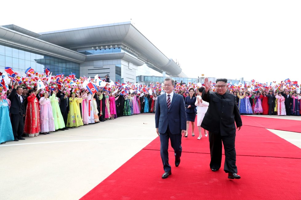 Poprvé po 11 letech se nejvyšší představitel Jižní Koreje vydal do severokorejské metropole, kde stráví tři dny. Předchozí dva letošní summity Kim Čong- una a Mun Če-ina byly v demilitarizovaném pásmu na hranici obou zemí.