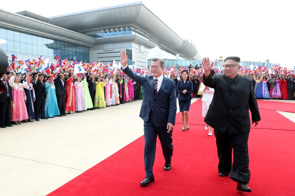 Poprvé po 11 letech se nejvyšší představitel Jižní Koreje vydal do severokorejské metropole, kde stráví tři dny. Předchozí dva letošní summity Kim Čong-una a Mun Če-ina byly v demilitarizovaném pásmu na hranici obou zemí.