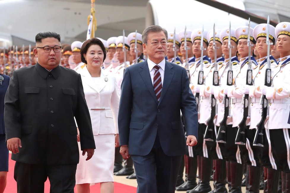 Poprvé po 11 letech se nejvyšší představitel Jižní Koreje vydal do severokorejské metropole, kde stráví tři dny. Předchozí dva letošní summity Kim Čong-una a Mun Če-ina byly v demilitarizovaném pásmu na hranici obou zemí.