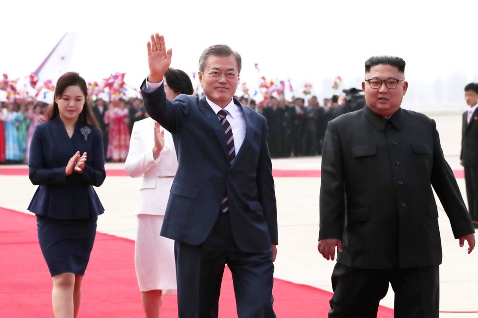 Poprvé po 11 letech se nejvyšší představitel Jižní Koreje vydal do severokorejské metropole, kde stráví tři dny. Předchozí dva letošní summity Kim Čong- una a Mun Če-ina byly v demilitarizovaném pásmu na hranici obou zemí.