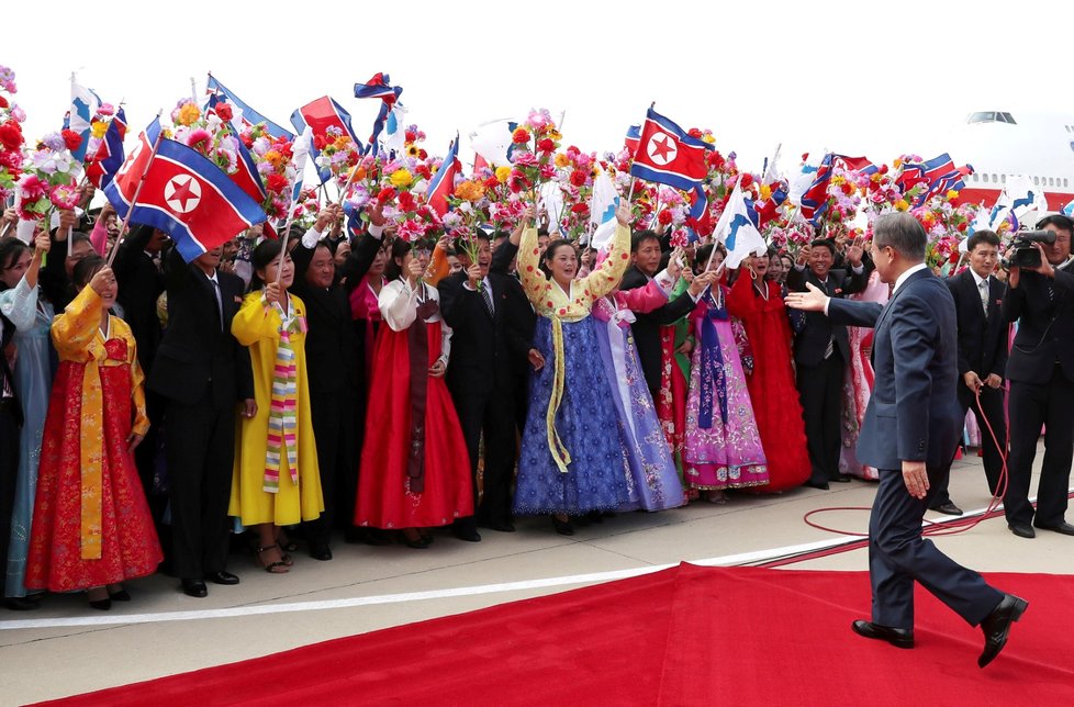 Jihokorejského prezidenta Mun Če-ina  vítal na letišti v severokorejské metropoli Pchjongjangu na začátek mezikorejského summitu osobně severokorejský vůdce Kim Čong-un.