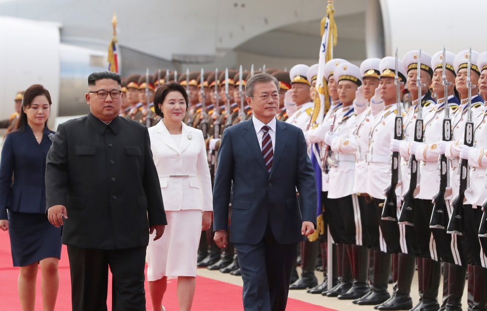 Jihokorejského prezidenta Mun Če-ina  vítal na letišti v severokorejské metropoli Pchjongjangu na začátek mezikorejského summitu osobně severokorejský vůdce Kim Čong-un.