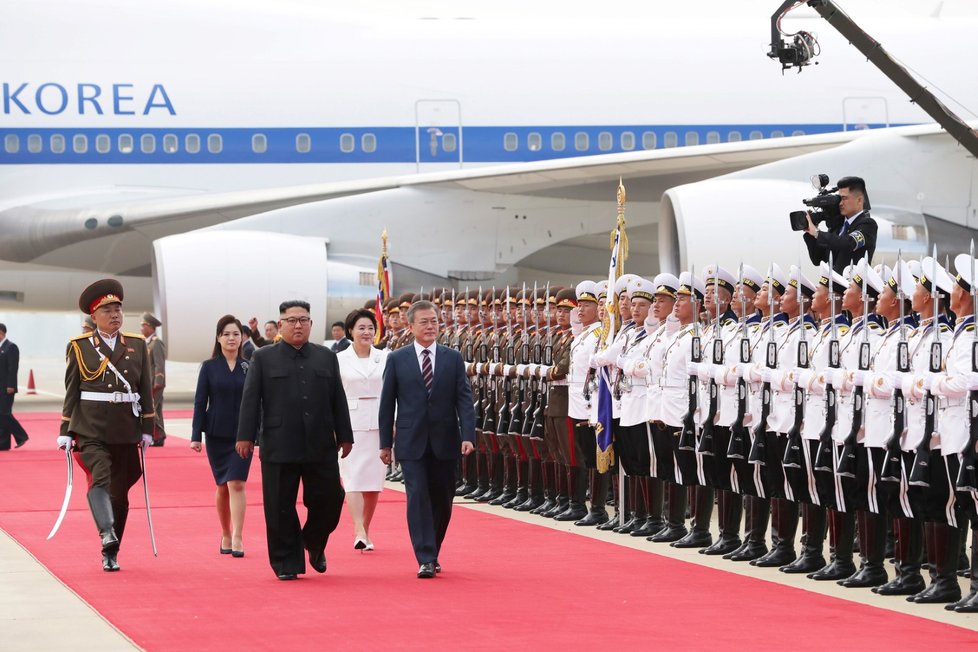 Jihokorejského prezidenta Mun Če-ina  vítal na letišti v severokorejské metropoli Pchjongjangu na začátek mezikorejského summitu osobně severokorejský vůdce Kim Čong-un.