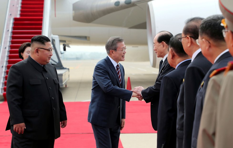 Jihokorejského prezidenta Mun Če-ina  vítal na letišti v severokorejské metropoli Pchjongjangu na začátek mezikorejského summitu osobně severokorejský vůdce Kim Čong-un.