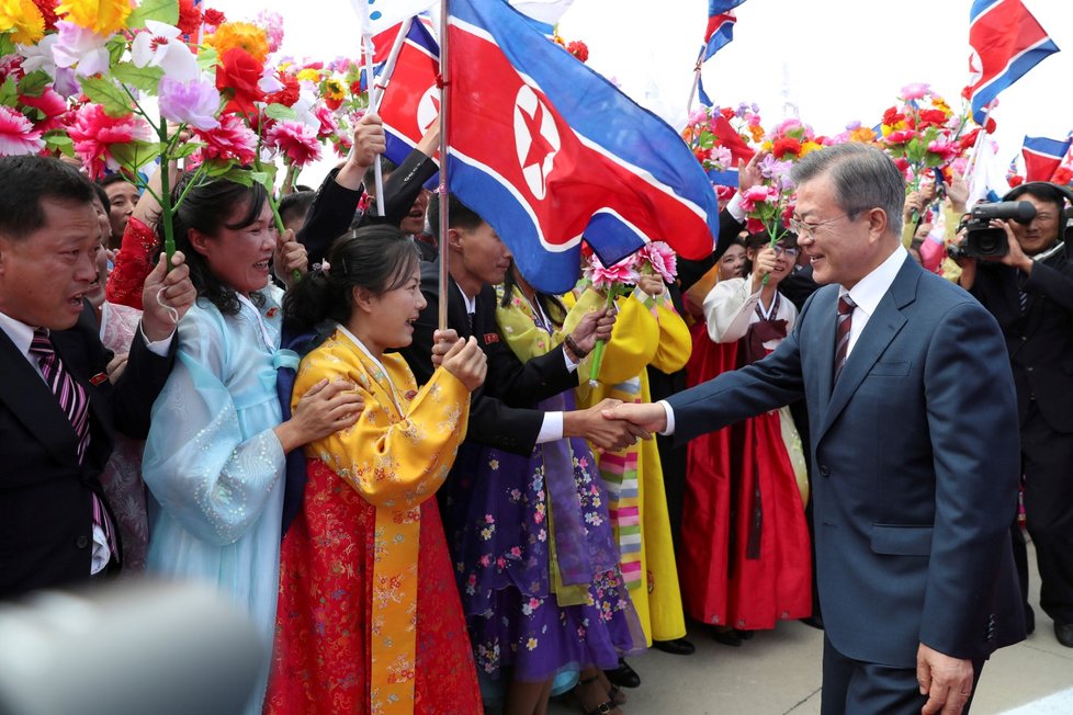 Jihokorejského prezidenta Mun Če-ina  vítal na letišti v severokorejské metropoli Pchjongjangu na začátek mezikorejského summitu osobně severokorejský vůdce Kim Čong-un.