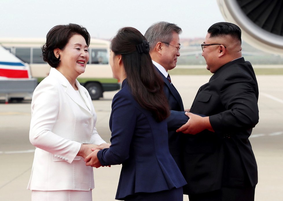 Jihokorejského prezidenta Mun Če-ina  vítal na letišti v severokorejské metropoli Pchjongjangu na začátek mezikorejského summitu osobně severokorejský vůdce Kim Čong-un.