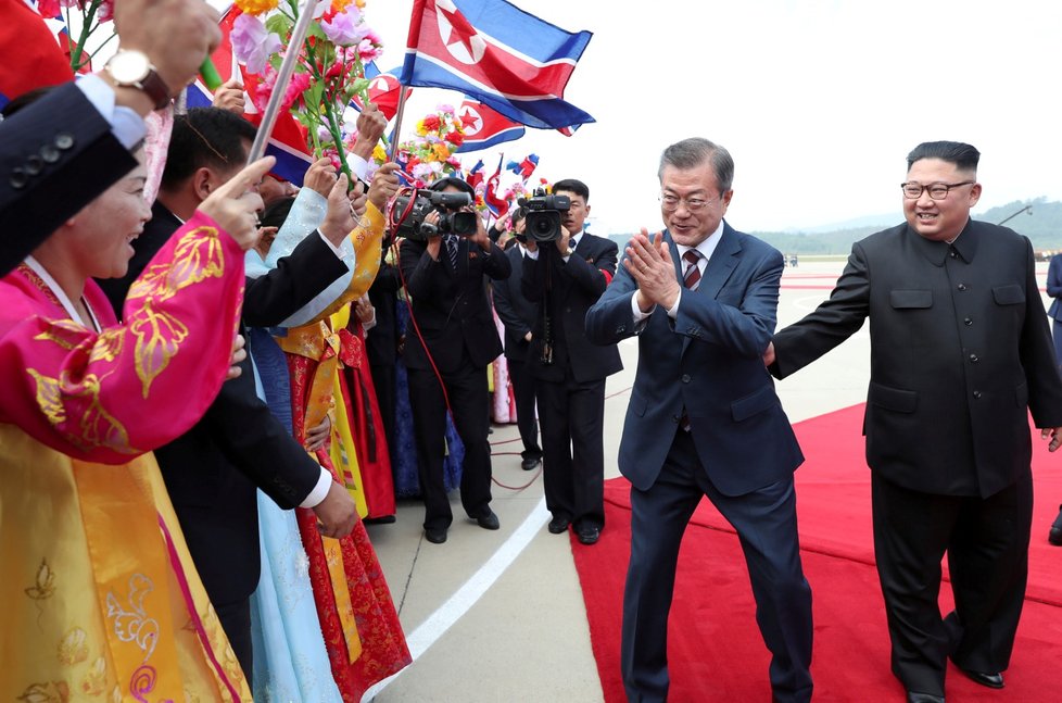 Jihokorejského prezidenta Mun Če-ina  vítal na letišti v severokorejské metropoli Pchjongjangu na začátek mezikorejského summitu osobně severokorejský vůdce Kim Čong-un.