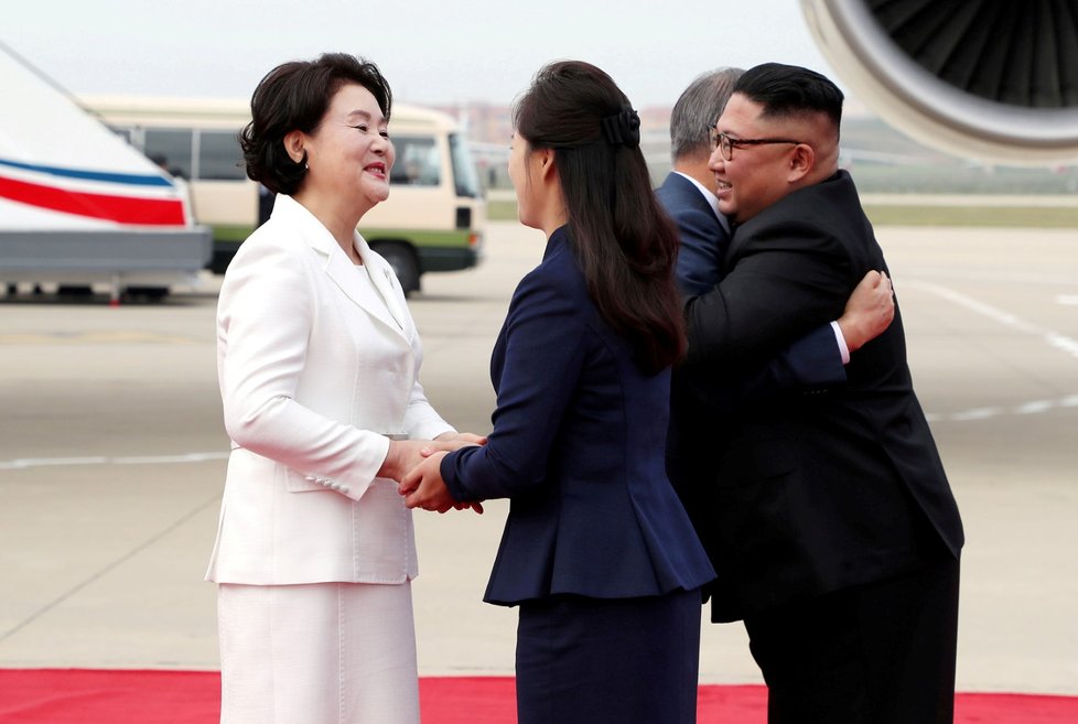 Vítání jako za Brežněva. Jihokorejský prezident Mun Če-in a severokorejský vůdce Kim čong-un si při uvítacím ceremoniálu  na letišti v Pchjongjangu padli okolo krku. Přátelsky se zdravily i obě první dámy