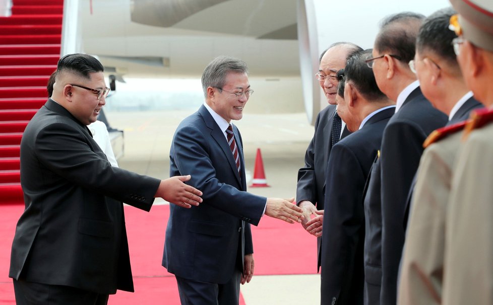 Jihokorejského prezidenta Mun Če-ina  vítal na letišti v severokorejské metropoli Pchjongjangu na začátek mezikorejského summitu osobně severokorejský vůdce Kim Čong-un.