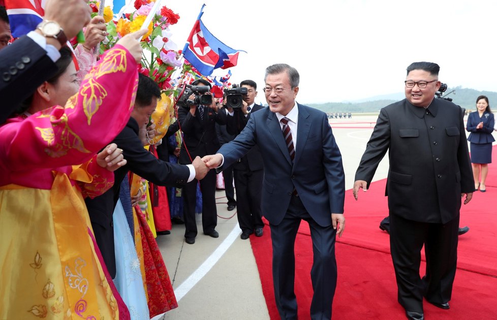 Jihokorejského prezidenta Mun Če-ina  vítal na letišti v severokorejské metropoli Pchjongjangu na začátek mezikorejského summitu osobně severokorejský vůdce Kim Čong-un.