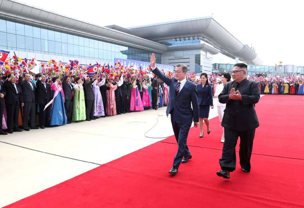 Jihokorejského prezidenta Mun Če-ina vítal na letišti v severokorejské metropoli Pchjongjangu na začátek mezikorejského summitu osobně severokorejský vůdce Kim Čong-un.