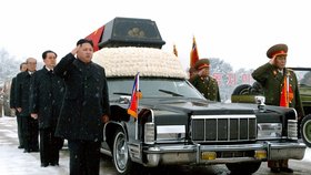 Kim Čong-un a jeho muži salutují zesnulému diktátorovi na poslední cestu.