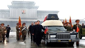 Smuteční průvod vedle vozu s rakví Kim Čong-ila v čele s Kim Čong-unem.