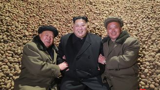 Korejská propaganda: 15 nejzábavnějších snímků Kim Čong-una. Víte, proč se „dívá na věci“?